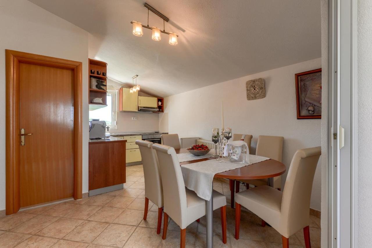 Apartmán Haus Lilli Mit Pool Ražanac Exteriér fotografie