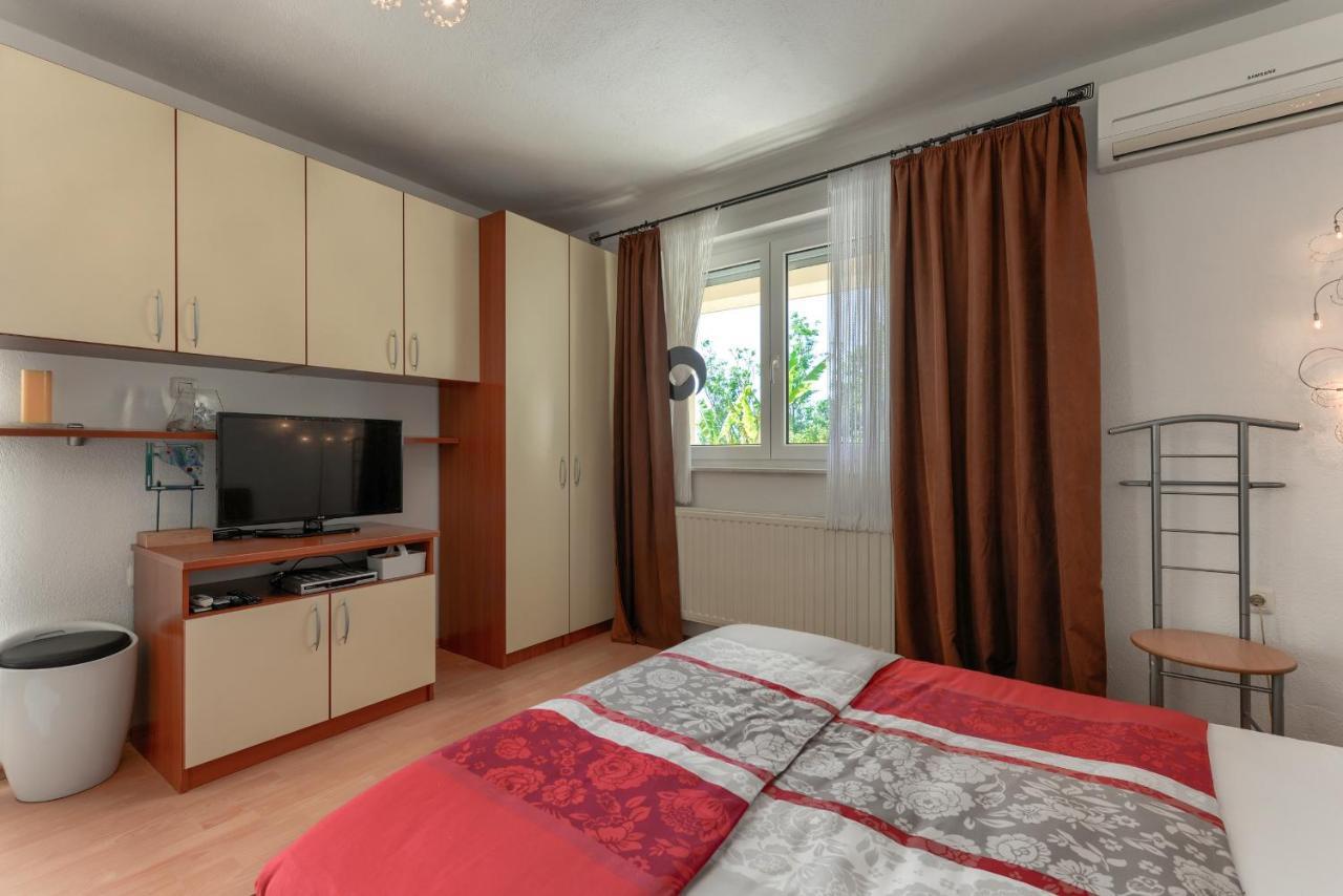 Apartmán Haus Lilli Mit Pool Ražanac Exteriér fotografie