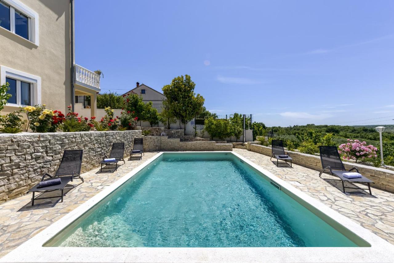 Apartmán Haus Lilli Mit Pool Ražanac Exteriér fotografie