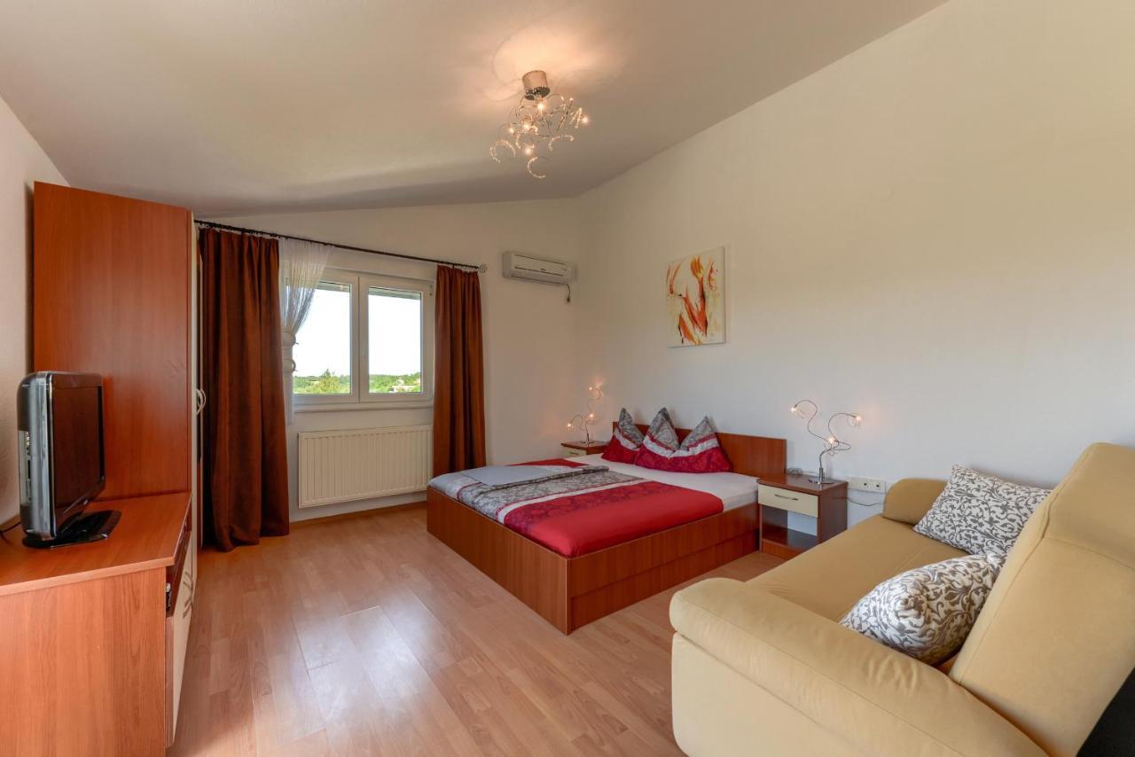 Apartmán Haus Lilli Mit Pool Ražanac Exteriér fotografie