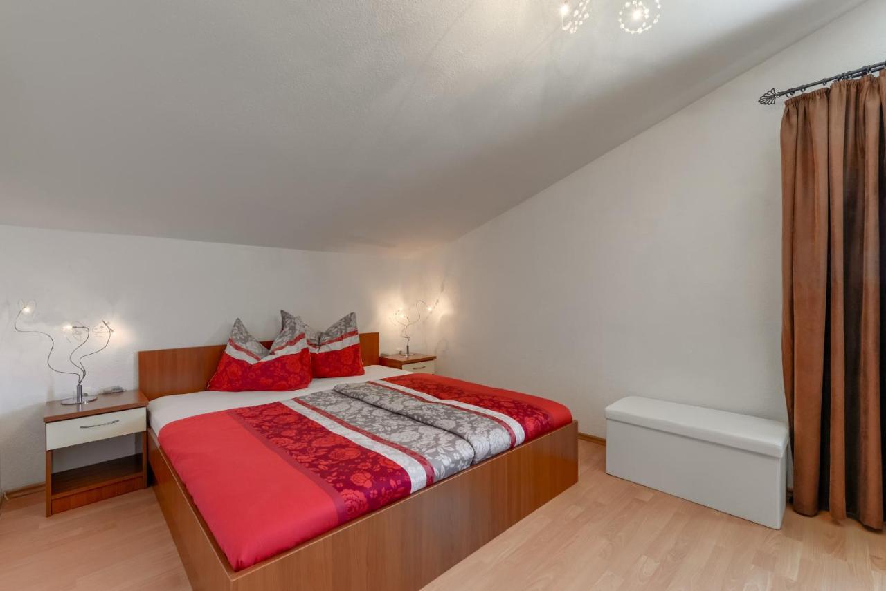 Apartmán Haus Lilli Mit Pool Ražanac Exteriér fotografie