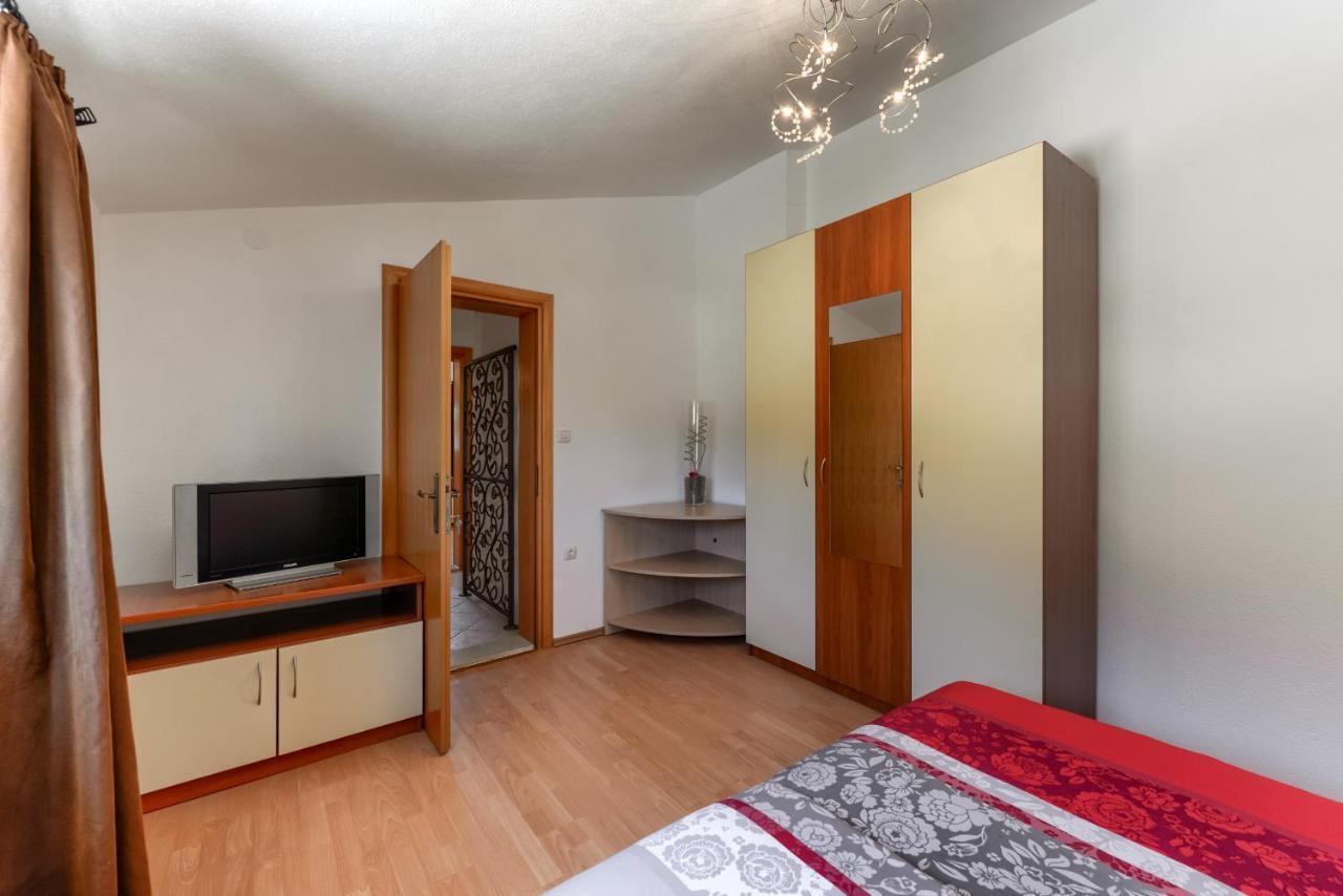 Apartmán Haus Lilli Mit Pool Ražanac Exteriér fotografie