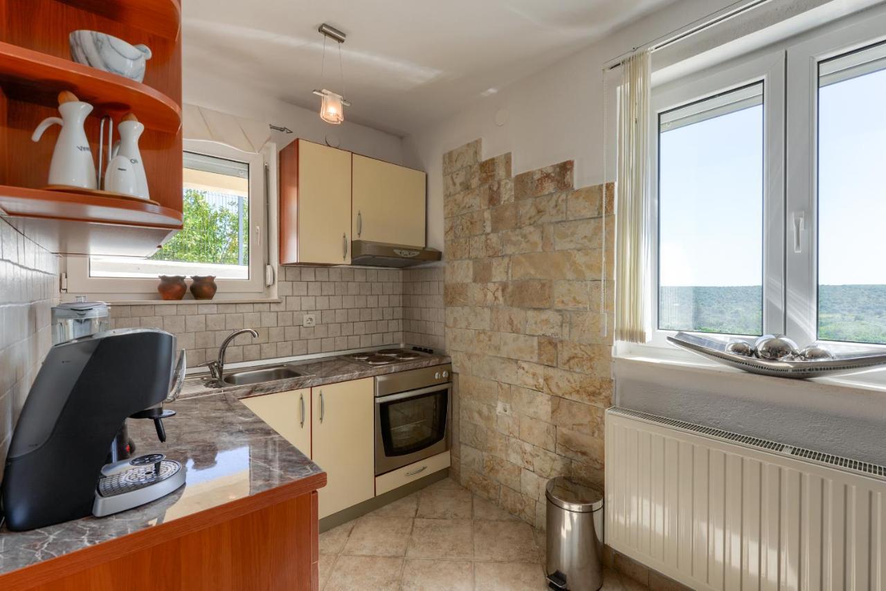 Apartmán Haus Lilli Mit Pool Ražanac Exteriér fotografie