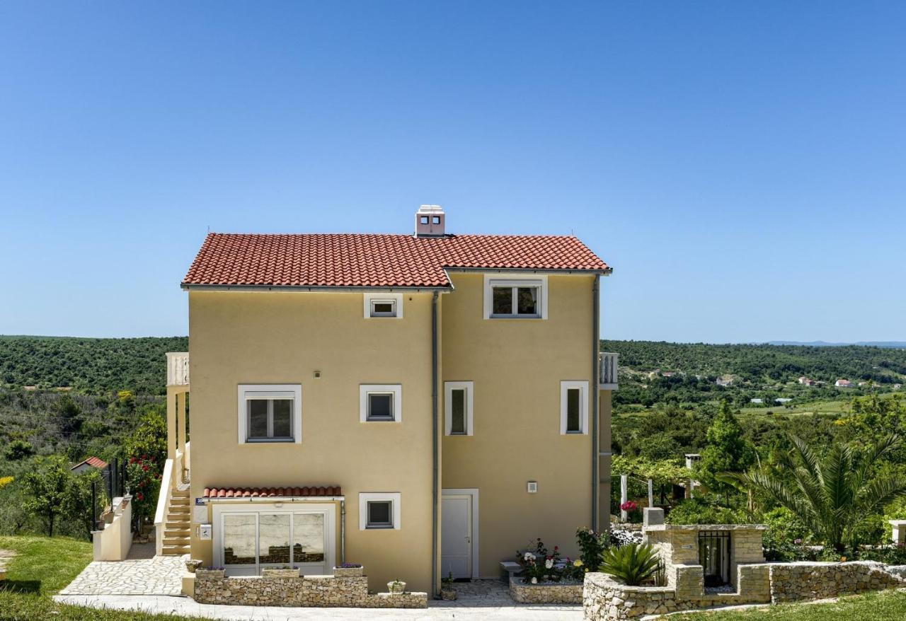 Apartmán Haus Lilli Mit Pool Ražanac Exteriér fotografie