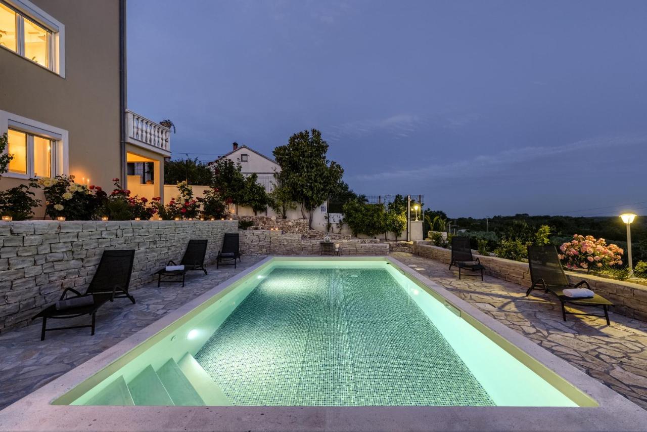 Apartmán Haus Lilli Mit Pool Ražanac Exteriér fotografie